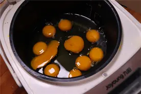10个鸡蛋打入电饭锅里，不加水不加油，内胆一拿出来，真香！视频封面