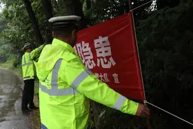 临渭交警：兵发西塬  雨中坚守图片