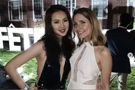 华为二公主穿衣很大胆，V领高开叉裙大秀好身材，22岁就有名嫒范图片