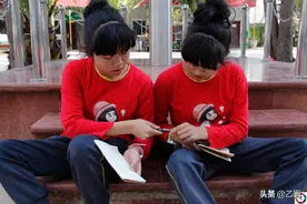 云南女子喜迎双胞胎女儿，却因为早产，几年后母女仨被无情抛弃图片