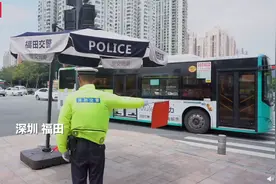 户外执勤不怕热！深圳交警上新自带风扇制服图片