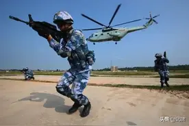迷彩服不是为了隐藏吗？为什么我国海军陆战队的如此亮眼？图片