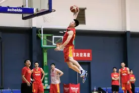 堪称CBA最佳新秀张镇麟，为什么会被欧文打得一点脾气都没有？图片
