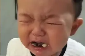 山东一萌娃偷偷啃大蒜，结果被辣得鼻涕眼泪糊一脸，妈妈哭笑不得图片