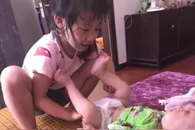 7岁姐姐给弟弟换纸尿裤，不小心碰到“小水管”，妈妈的反应亮了图片