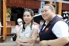 李若彤逛街遭偶遇，状态不输小34岁的奥运冠军，人气火爆被围着走图片
