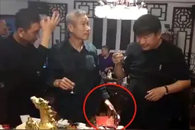 老戏骨刘佩琦现身豪华饭局，满头白发与人拼酒，桌上摆金马很奢华图片