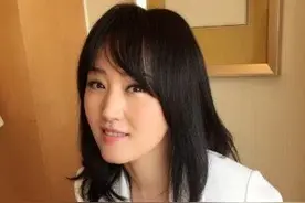 杨钰莹一袭白裙似仙女, 低头浅笑气质优雅, 一点不像48岁的女人图片