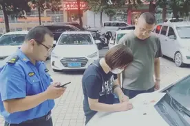 群众不跑腿，服务零距离 银雀山街道城管中队积极开展店招牌匾“代办”服务图片