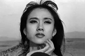 “孔雀皇后”杨丽萍，一生无儿无女，如今美人迟暮，拄拐艰难前行图片