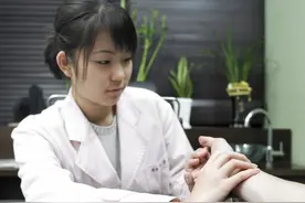 手把手教你把脉，为你总结：掌握4点切脉要点，你也能学会诊脉图片