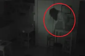 家中食物凭空消失…美国男子安监控发现陌生女子住橱柜，每晚出来作案图片