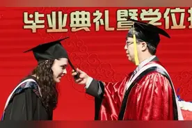 全球直播！"最大牌"毕业典礼：各国驻华大使出席，美、日、法等43国学子齐聚！图片