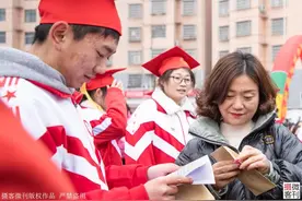学校为千名学生举办成人礼，父母孩子交换信件后瞬间飙泪图片