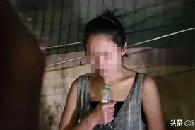 柬埔寨一美女夜晚街头游荡精神异常，被怀疑遭人下迷药图片