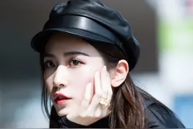 刘美彤也是长腿蜂腰？紧身“露脐装”秀身材，时尚潮流感十足图片