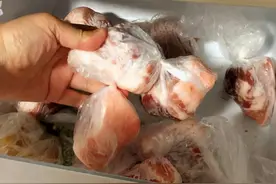 解冻肉时，用水泡是大错，厨师长教你3招，快速解冻，口感似鲜肉图片