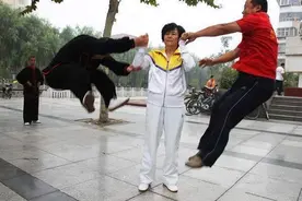 66岁太极“大师”闫芳依然活跃在武林！曾为拜师倒地打滚以死相逼图片