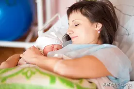 母乳妈妈经历的尴尬瞬间，拒绝当众喂奶，被婆婆说矫情图片