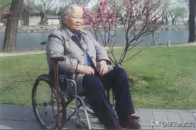 86岁老人坐在轮椅上，无人照顾：不能怪儿女，只怪自己身体不争气图片