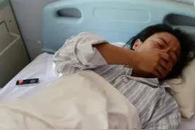 孕妈分娩太痛叫声太大，遭陪产丈夫扇巴掌，得知原因大家为他点赞图片