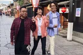 郑裕玲日本旅游超会穿，防晒衣配黑裤真显瘦，同框小鲜肉心态大好图片