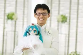 日本宅男花200万娶虚拟偶像初音未来，婚后却“丧偶”，他太惨了图片