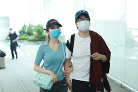 郎朗携吉娜现身机场，吉娜身穿蓝色上衣配紧身牛仔裤，清新又时尚图片
