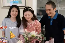 71岁张艺谋为娇妻庆生！送花大秀恩爱，14岁小女儿露面不见俩儿子图片