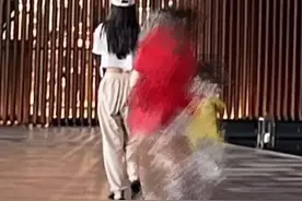 baby带家人外出度假，小海绵与25岁弟弟都在，一家三口独缺黄晓明图片