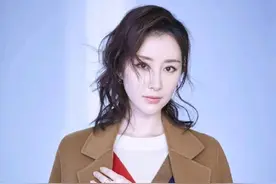 33岁舒畅穿搭很高级，身穿驼色大衣配格子A字短裙，瞬间气场全开图片
