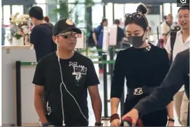 宋小宝带二婚老婆现身机场，瞧他开心的损色图片