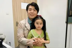 她耳朵听不见，却斩获李斯特大赛金奖，4岁就和郎朗同台…图片
