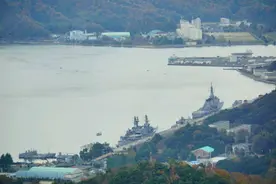 十一俯拍某军港，盾舰航母尽收眼底，建有瞭望塔方便拍摄图片