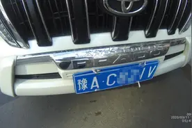 郑州一私家车前后车牌不一致，违停路边被拖移图片