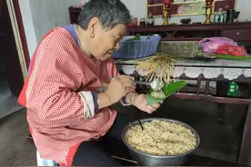 快80岁的农村老奶奶，包了近70年的粽子，只用这3种主料图片