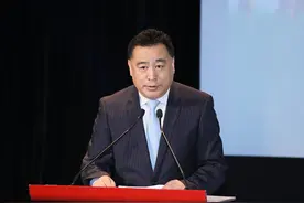 昔日的“央视一哥”，晚年无儿无女独坐街头：同情是对他的不尊重图片