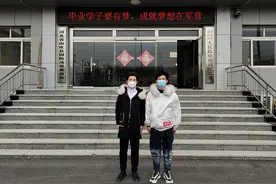 双胞胎大学生参军入伍，分到一个排图片