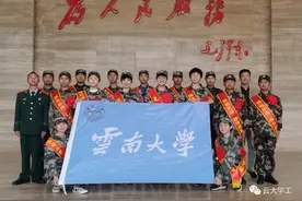 致敬入伍新兵！这个小女孩的队礼温暖了一座城图片