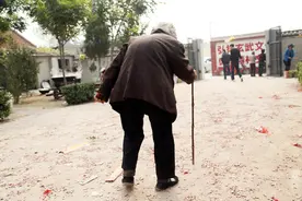被子女争着养老是什么感受？80岁老人哭诉：他们并非真心孝顺图片
