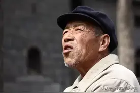 故事：爷爷刚刚去世，村口就来了个老头，开口便说:至少还要再死三个人图片