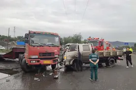 和顺县蔡家庄隧道：一辆货车与半挂车相撞，驾驶员被困图片