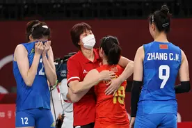 郎平执教中国女排长达8年，她到底是功臣还是罪人？图片