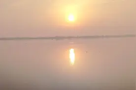 老河口梨花湖：晨曦之下如梦如幻图片