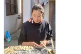 用三轮车拉来的1200万年薪的女儿图片