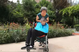 当她忘了我：我给妈妈当妈妈图片