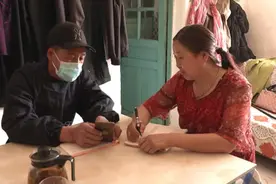 养狐狸的张兴文走上了致富路图片