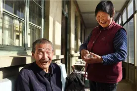 2个舅舅没儿女，7旬外甥女为母亲1句话，照顾舅舅14年，看啥情况图片