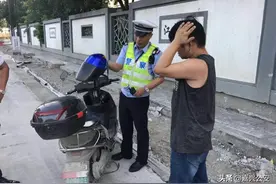 骑电动车玩手机！幸好有头盔！图片