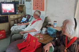 【大河网】猜猜四人党龄之和是多少？郏县两对夫妻同获“光荣在党50年”纪念章图片